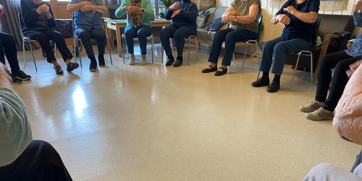 Bilde/illustrasjon for Sittedans med musikk Sittedans med musikk